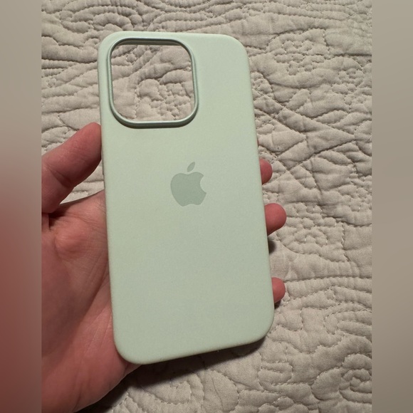 Apple iPhone 15 Pro Silicone Case Soft Mint - Picture 3 of 8